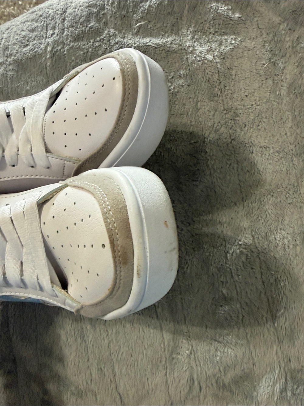 Women’s White Sneakers with Light Blue Star Accent size 6 memory foam - Picture 8 of 8